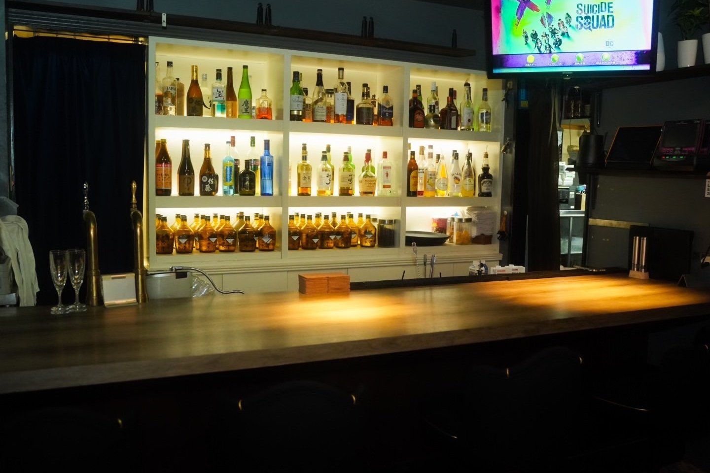 BAR Bloomのカウンターとバックバー