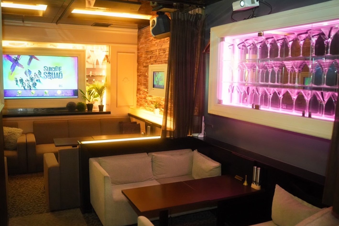 BAR Bloomのラウンジフロア